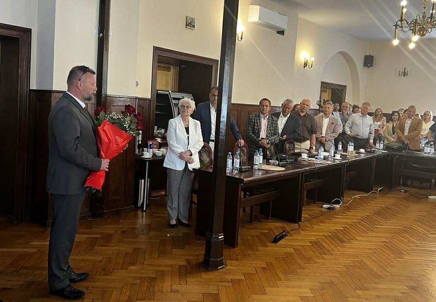 Ilustracja do informacji: Burmistrz z wotum zaufania i absolutorium