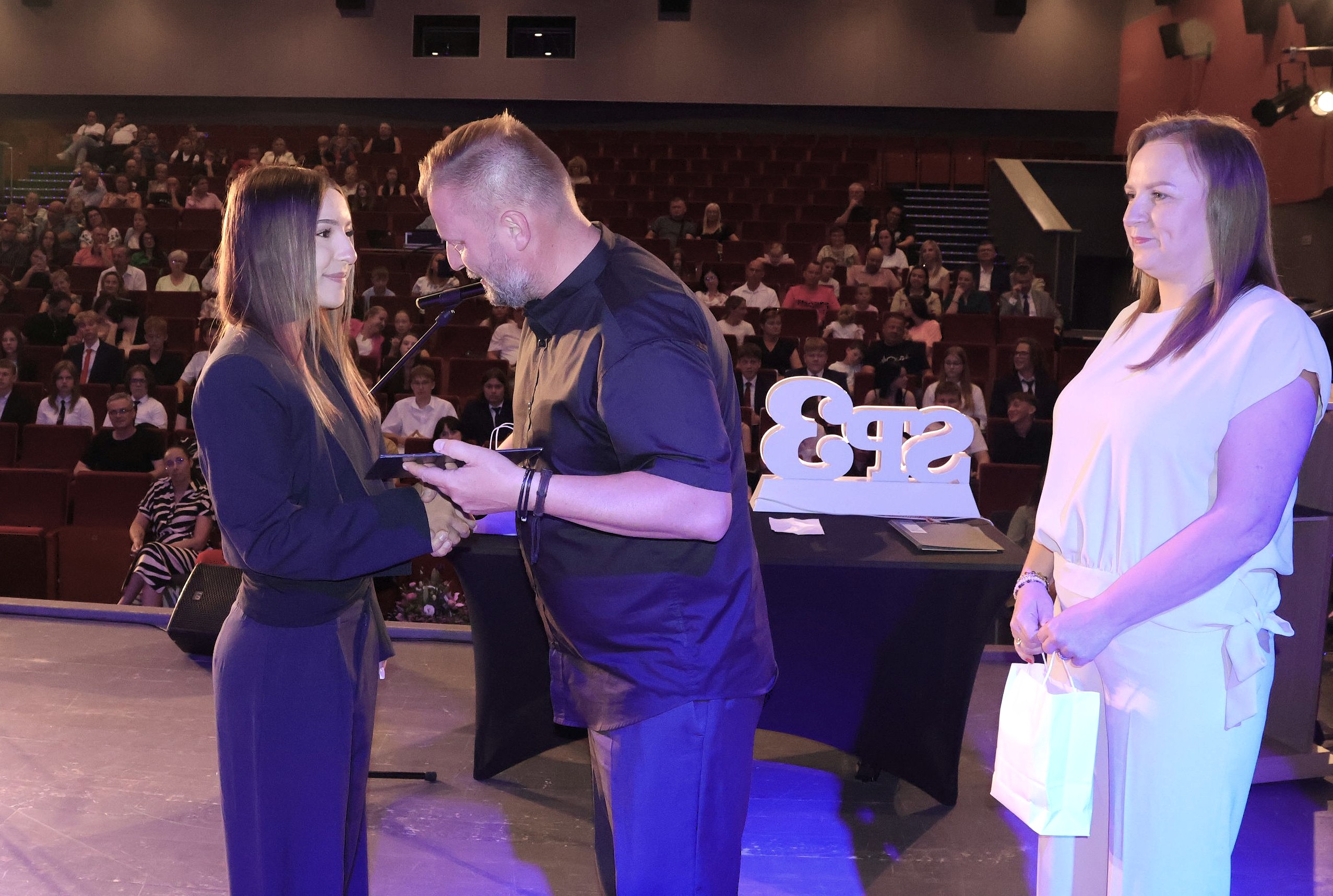 Ilustracja do informacji: Pożegnanie absolwentów 