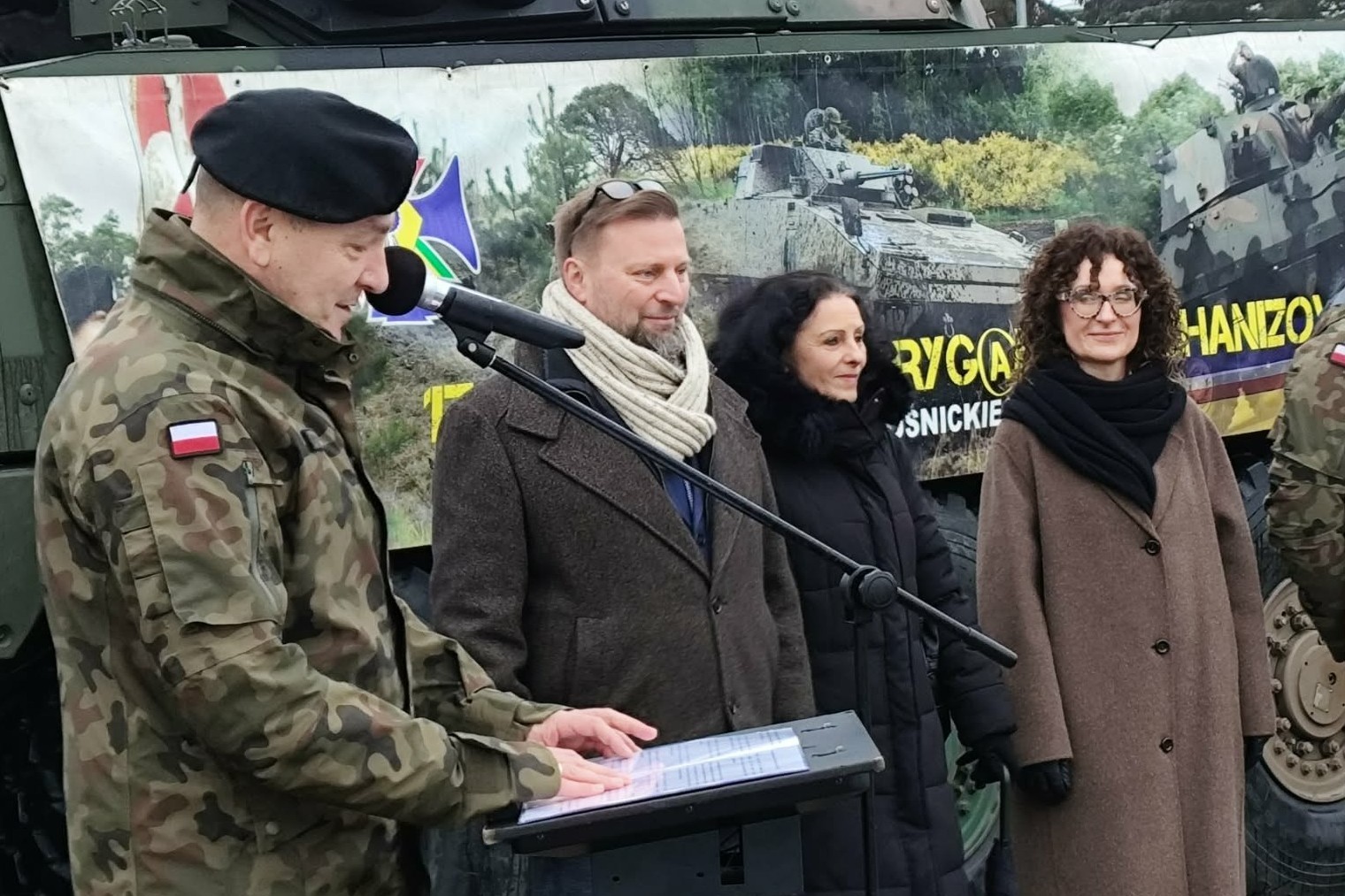 Ilustracja do informacji: Gorące powitanie w koszarach