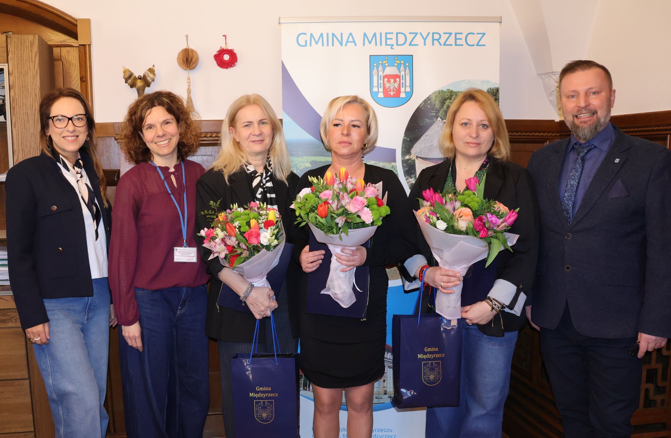 Ilustracja do informacji: Jubileusze z życzeniami i kwiatami od burmistrza Remigiusza Lorenza