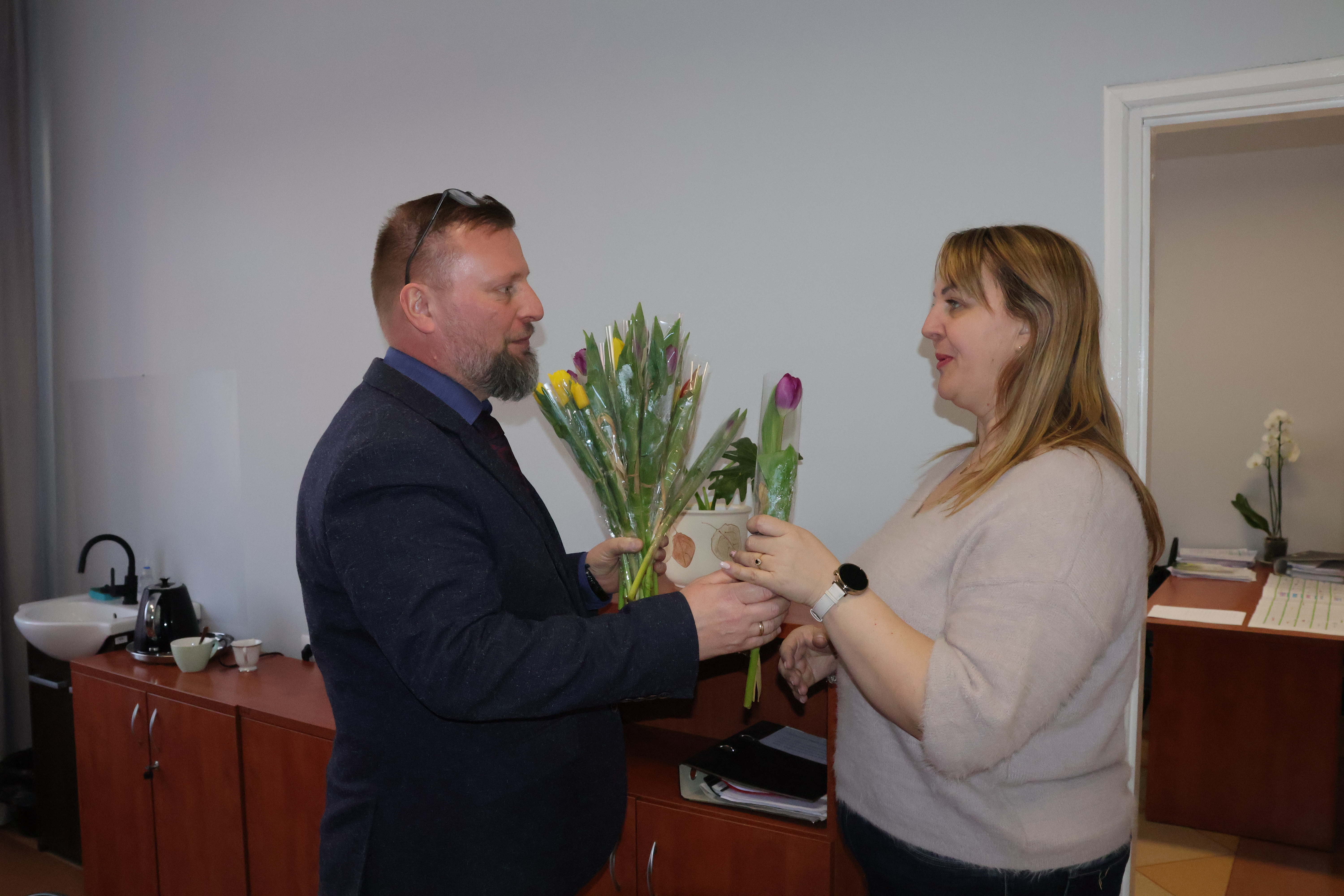 Ilustracja do informacji: Kwiaty i życzenia od burmistrza Remigiusza Lorenza