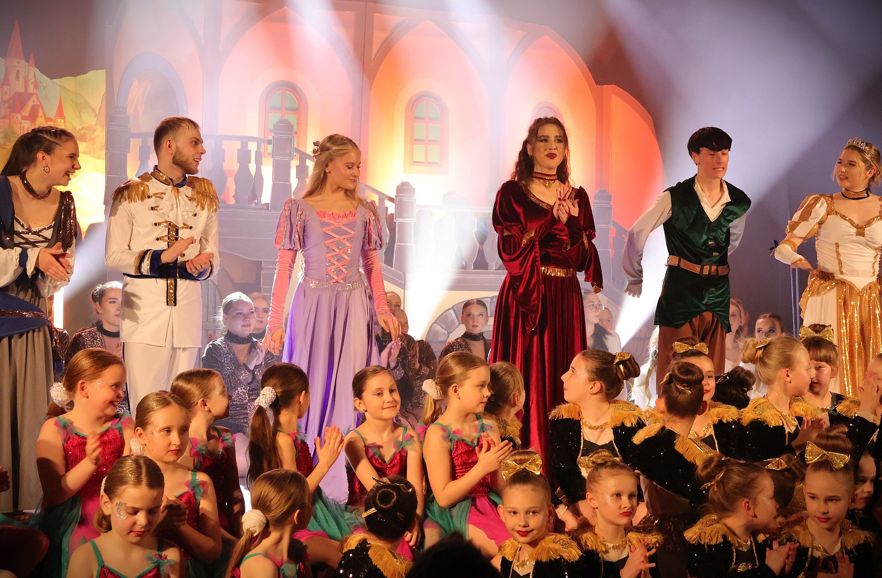 Ilustracja do informacji: Młodzi tancerze zachwycili publiczność