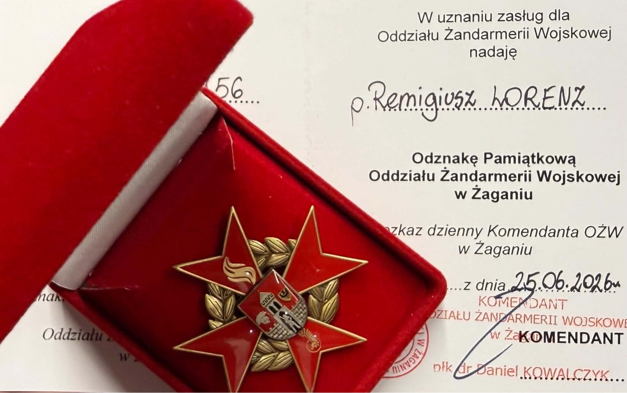 Ilustracja do informacji: Prestiżowa odznaka dla burmistrza Remigiusza Lorenza 
