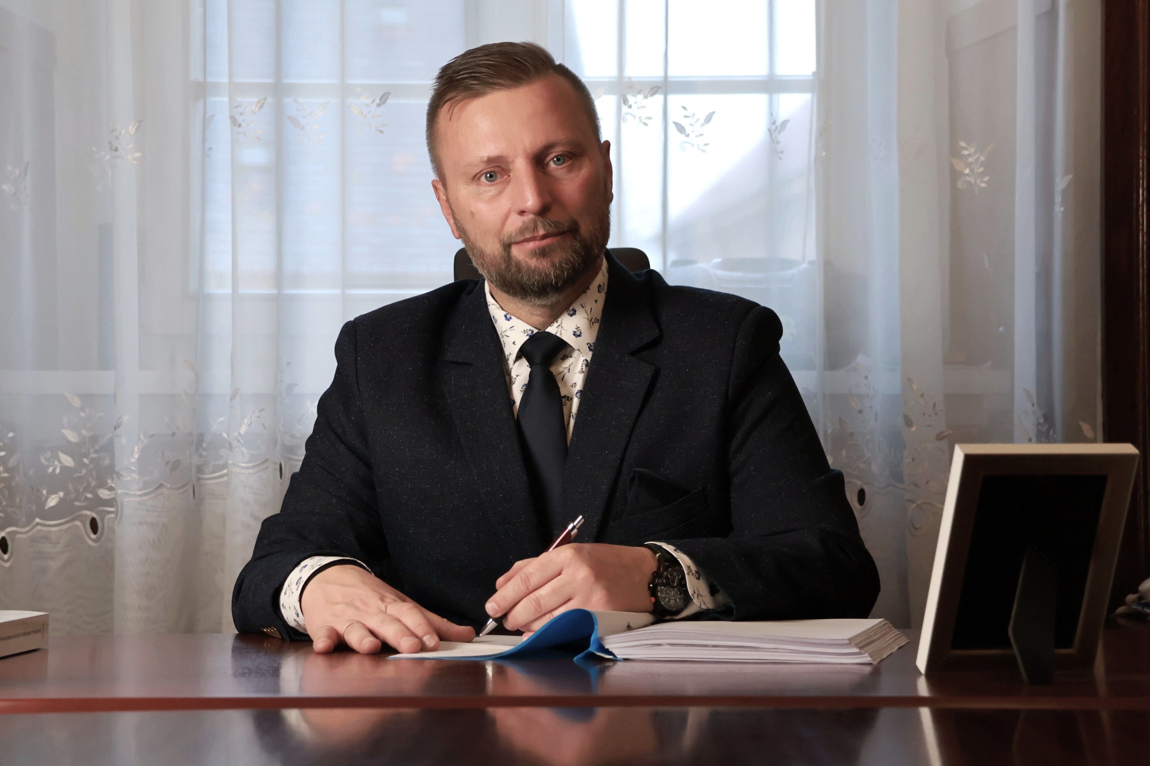 Ilustracja do informacji: Burmistrz Remigiusz Lorenz dziękuje strażakom, służbom i mieszkańcom