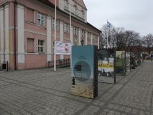 Miniatura zdjęcia: Wystawa przed międzyrzeckim ratuszem
