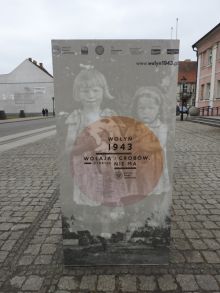 Miniatura zdjęcia: Wystawa przed międzyrzeckim ratuszem