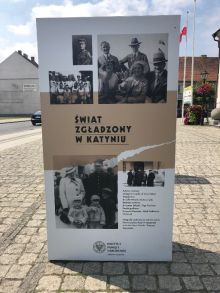 Miniatura zdjęcia: Wystawa przed międzyrzeckim ratuszem